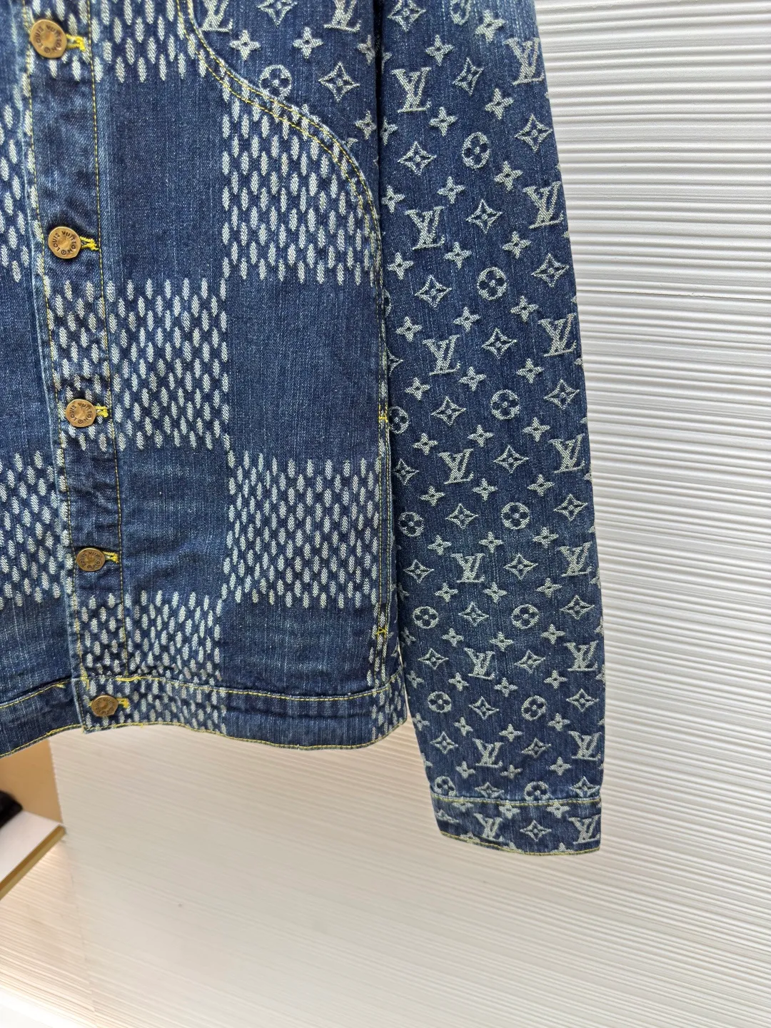 LOUIS VUITTON x Nigo classic checkerboard denim jacket ●Authentic product: purchased and developed by 20899 ●Item number: 1680329-B60 ●Fabric: denim fabric ●Technology: jacquard production ●Version: fitted version ●Weight: about 1025 grams ●Size: 46-48-50-52 ●Description: After manual typesetting and positioning and cutting, the fabric wear is very large, the cuffs are aligned, the back jacquard is lined up horizontally, the front and back splicing process perfectly restores the original effect, the jacquard pattern size and spacing are the same, the pattern width is consistent, and the workmanship is very complicated. The overall wiring is straight and delicate, the fabric is comfortable and soft, and the color is consistent without color difference. It can be matched with the same style to create a fashionable look and control various occasions. Customized accessories, complete with three standards, same style for men and women!